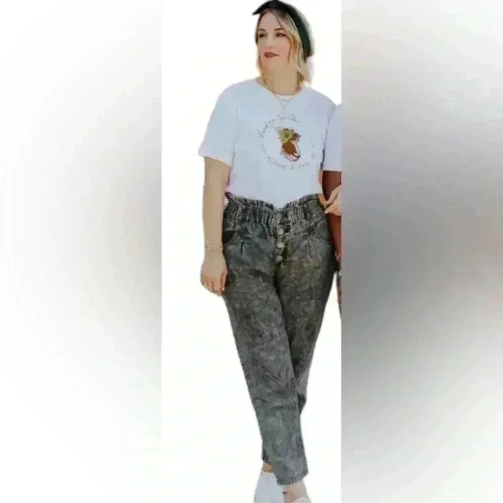 High waisted 90s style blk acid wash denim jeans. Size large (14). Popular style